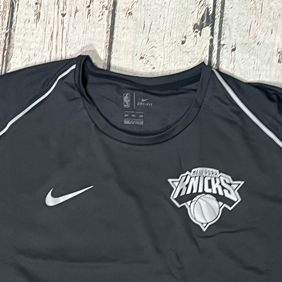 New York Knicks NBA Basketball Nike Dri-Fit New Short Sleeve Mens Shirt - Picture 3 of 8